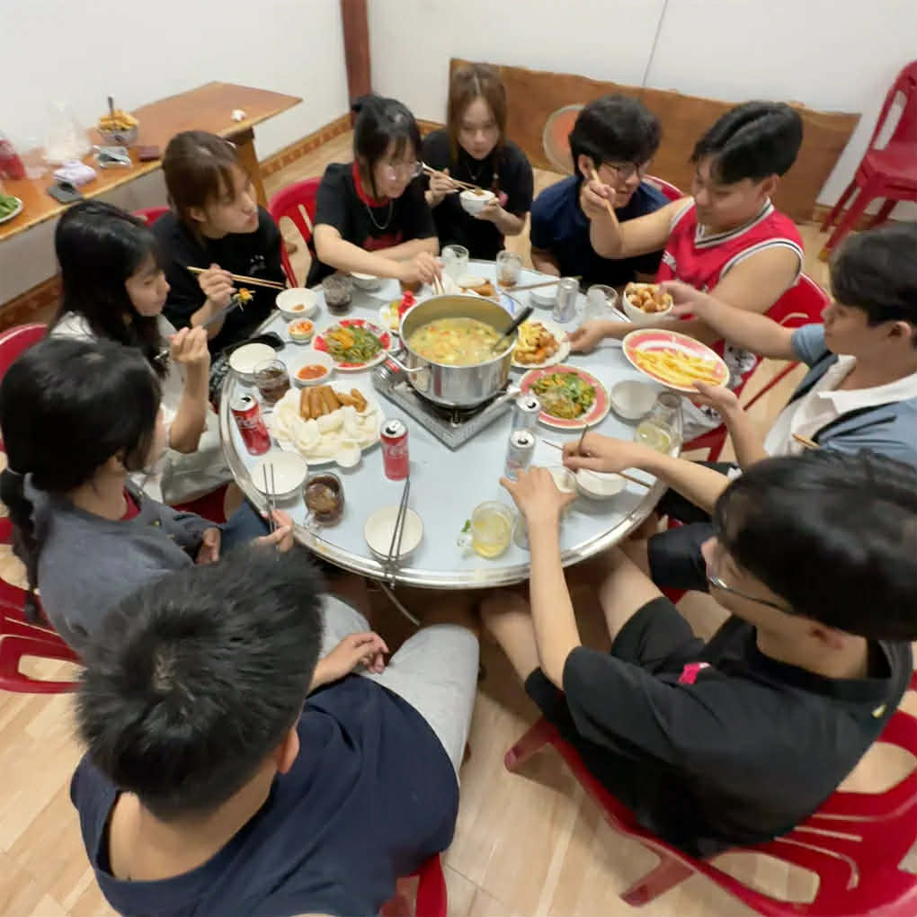 Bữa cơm tất niên sum vầy